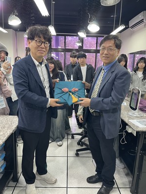 韓國仁川中學致贈化妝品應用系紀念品圖片