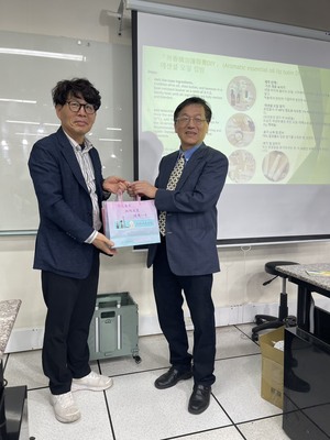 化妝品應用系致贈韓國仁川中學紀念品圖片