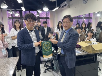 化妝品應用系致贈韓國仁川中學紀念錦旗圖片