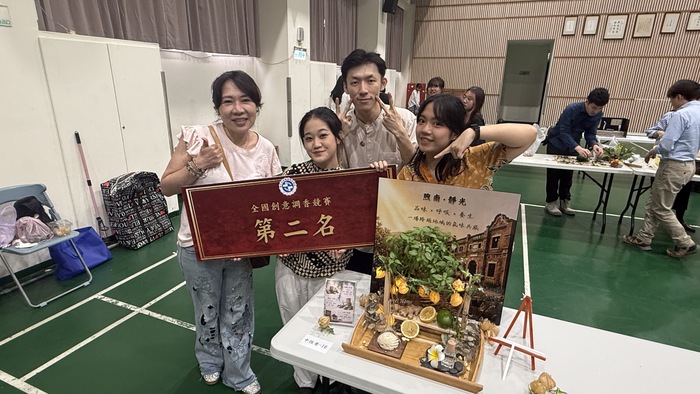 指導老師劉岳幗老師和獲奬學生合照