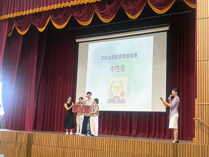 學生上台領獎感動落淚